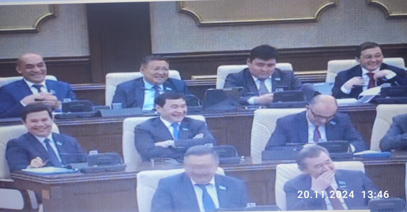 Мәжілісте мәз болып күлген депутаттар жұртты да күлдірді