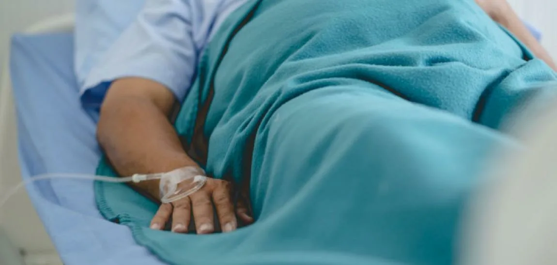 Мүгедек әйелге күтушісі қол жүгіртіп, ернінен сүйіп, күн көрсетпеген