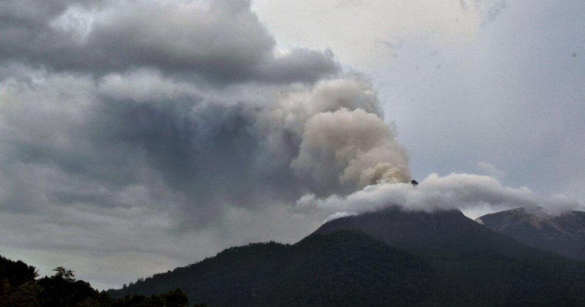 Индонезияда жанартау атқылады