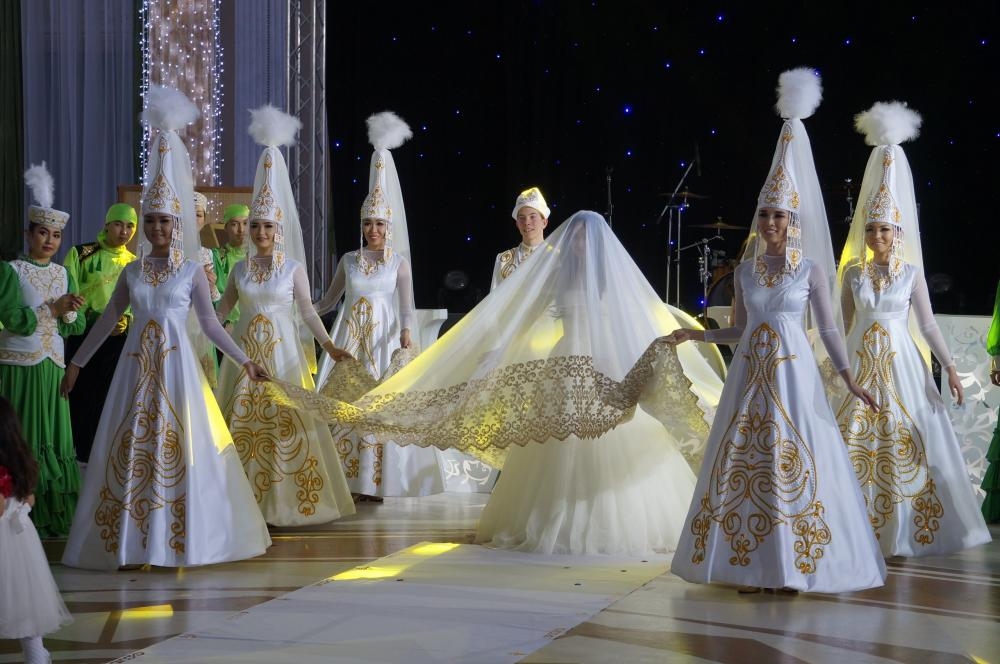 Беташарға жиналған ақша кімге беріледі? Келінге ме, жеңгелерге ме?