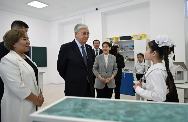 Президент Тоқаев мектепке автобус сыйлады