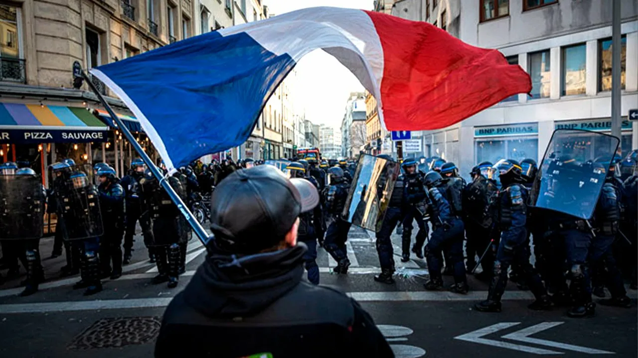Мемлекеттік қызметкерлер жаппай ереуілге шықты