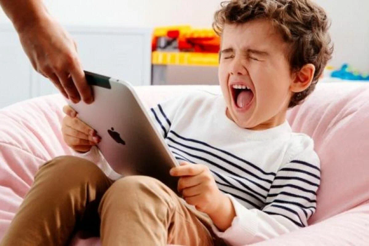 Баланың қолындағы телефон - болашағына шабылған балта