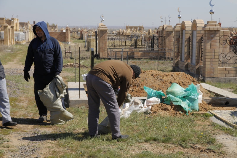 Марқұм шешесінің топырағын балаларына жегізген (ВИДЕО)