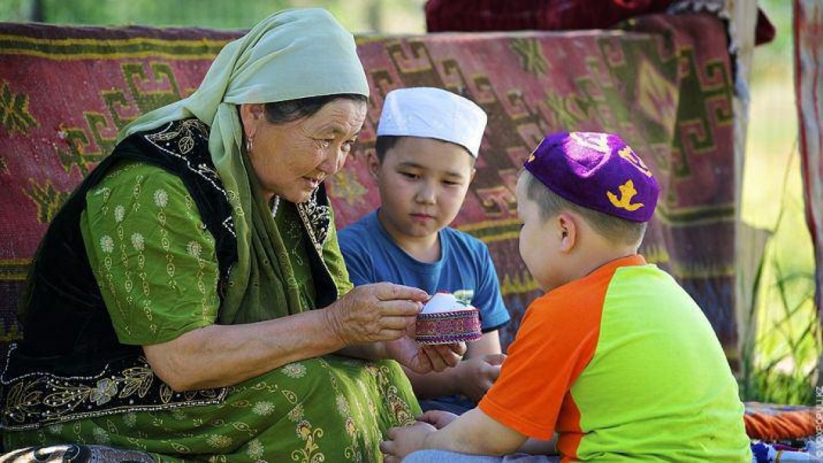 Анамызды- "мама" деп, әжемізді- "апа" деп шатыспайық