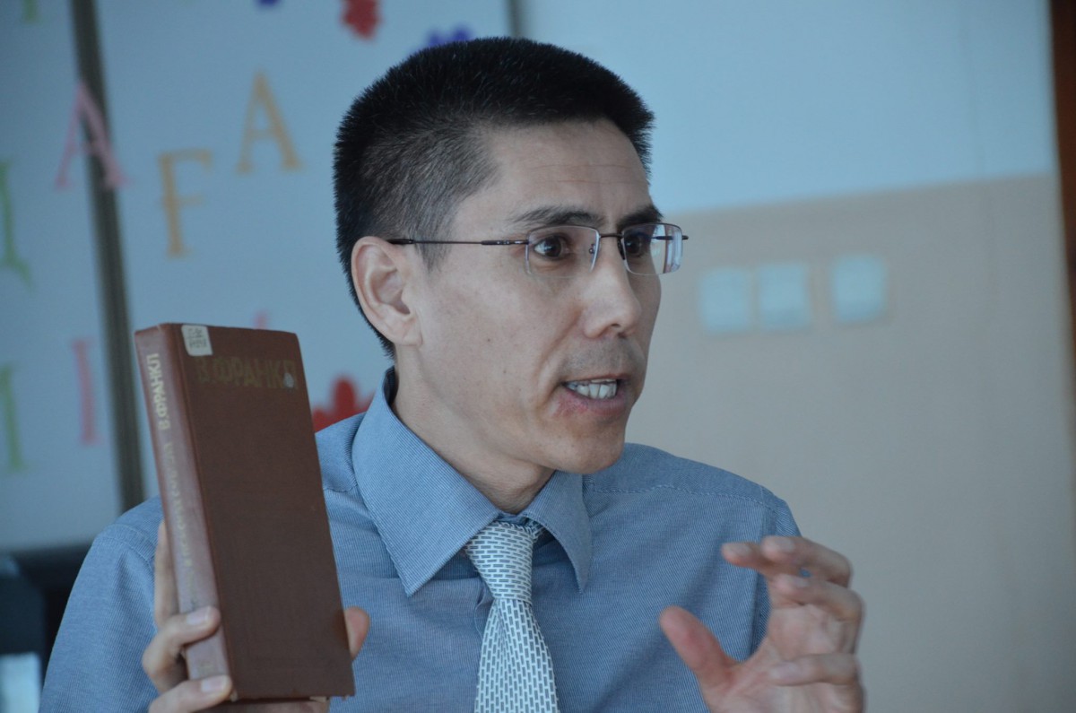 "О дүниедегі хор қыздары деген - басқа зат" дейді шығыстанушы