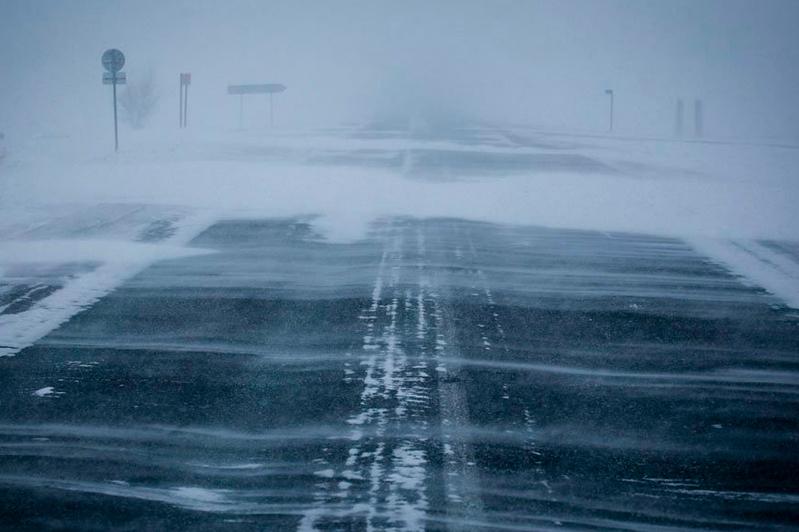 Боран мен көктайғақтың салдарынан үш мыңға жуық адам жолда қалды