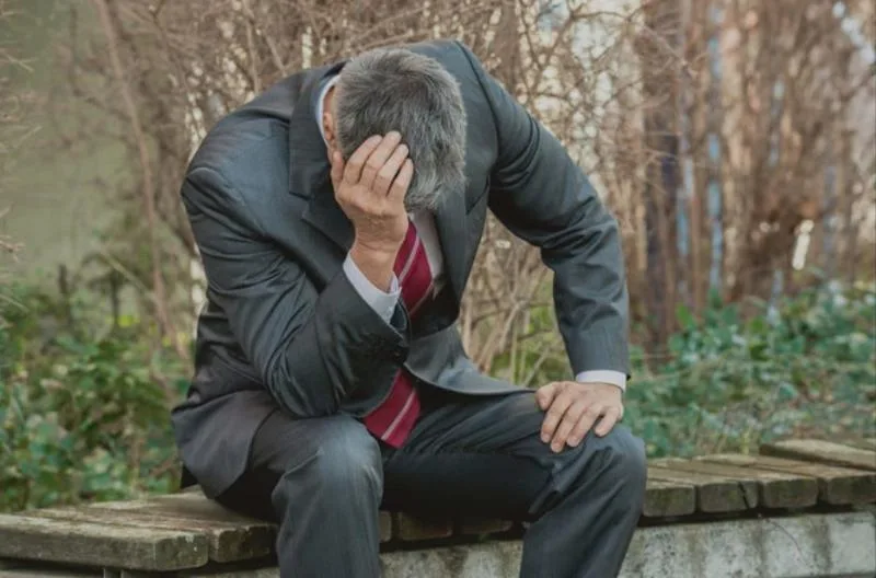 Отырған қыздарды аңду