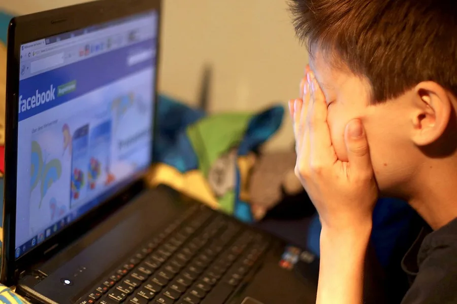 16 жасқа толмаған балаға әлеуметтік желіге кіруіне тыйым салынбақ