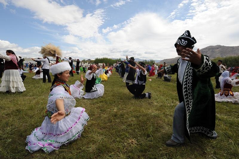 "Қаражорға" - қалмақтың биі" дейді қалмақтармен көрші тұрған апа (ВИДЕО)