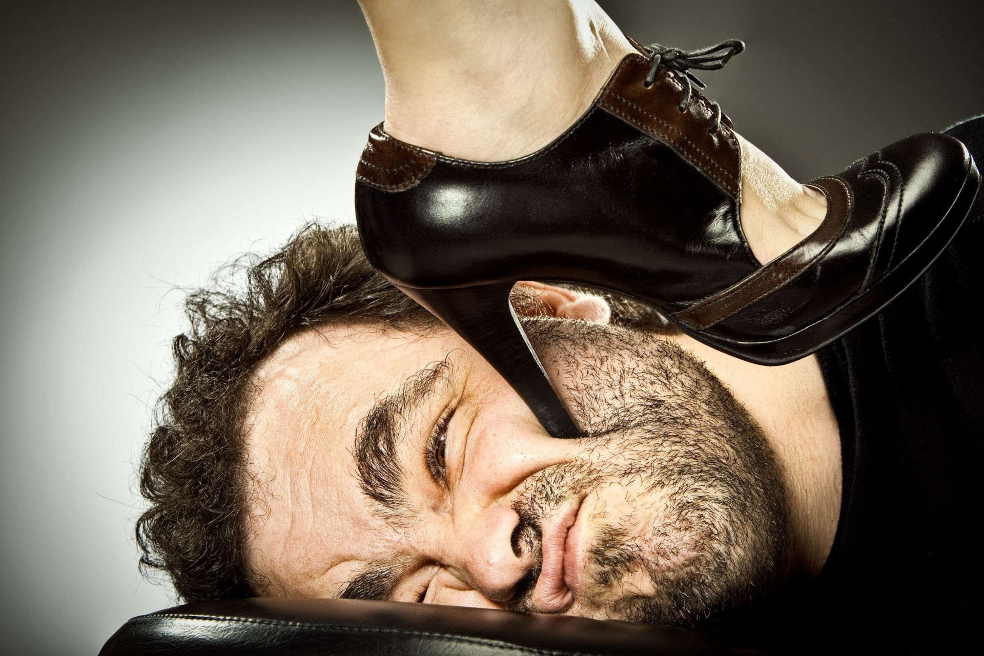 Еркекті ерттеп мінетін әйелдер - қоғамда агрессия тудырады