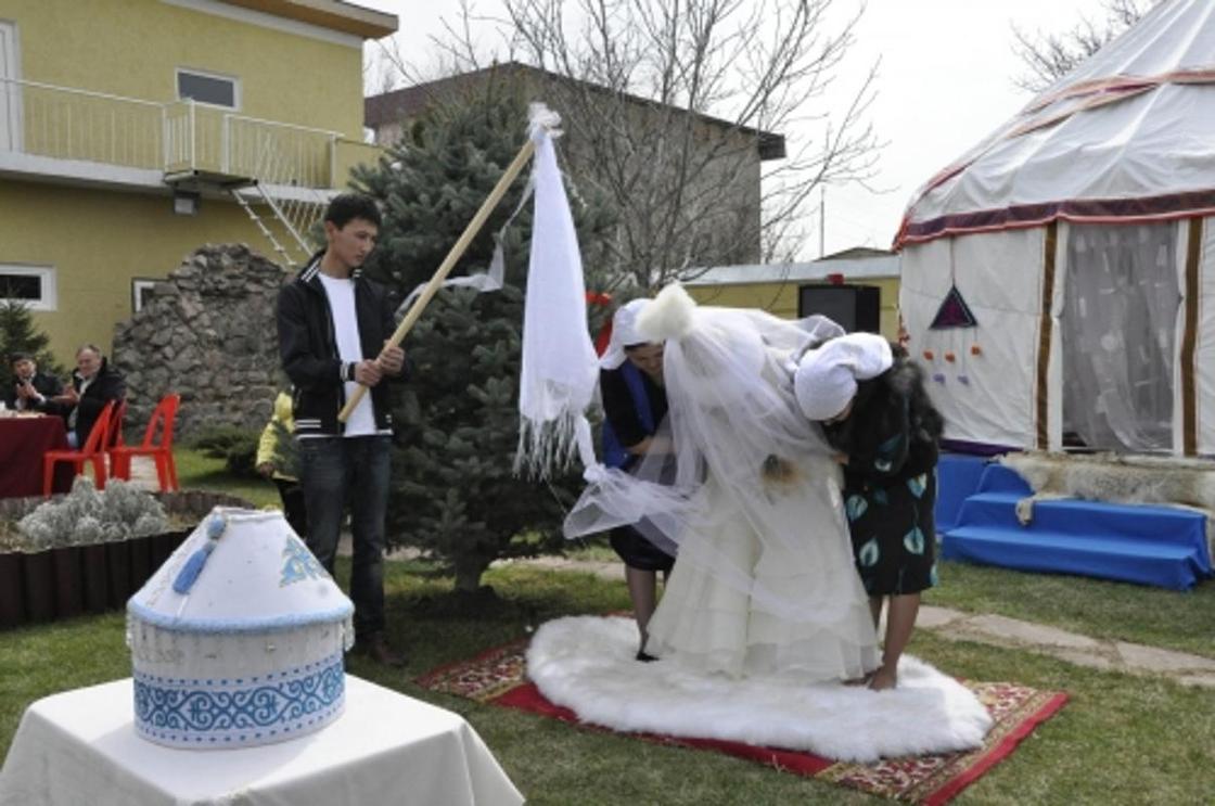 "Сәлем салу- Хауа анадан келген дәстүр" дейді атамыз (ВИДЕО)