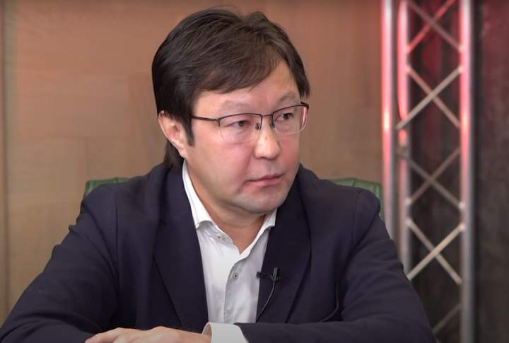 "Парламентте төбелесетін жігіттер керек" деп ақын Ақберенді депутат болуға үгіттепті