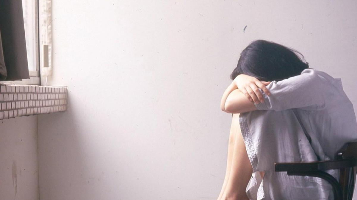 Әріптесі зорлап, арыз жазбасын деп ақша ұсынған