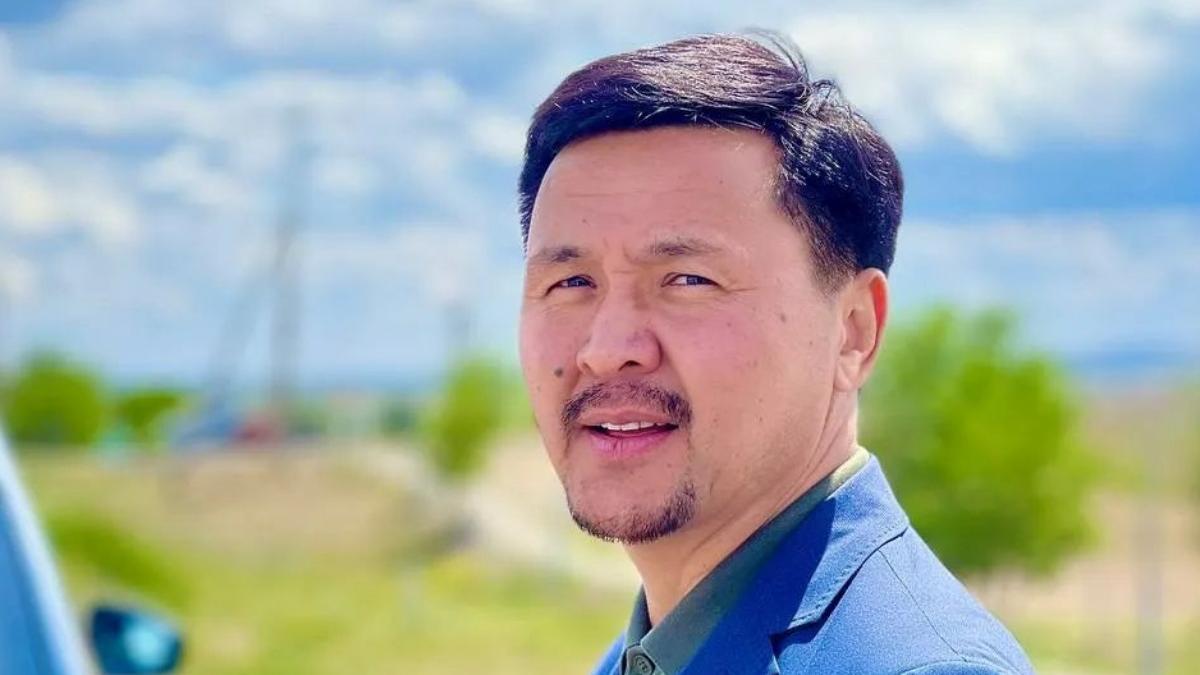 "Ағайынның арасы алыстап кетті" дейді әнші Досымжан