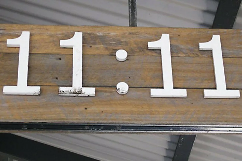 Бірдей, ұқсас сандарды жиі көру нені білдіреді?