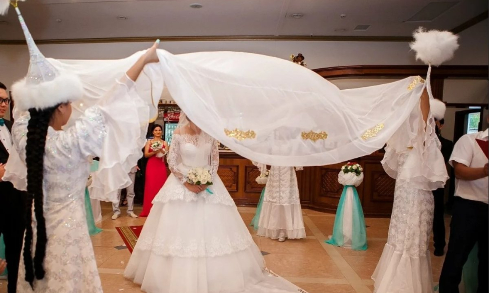 Жас жұбайларға қымбат кілем, алтын-күміс, ыдыс-аяқ т.б. әперудің керегі бар ма?