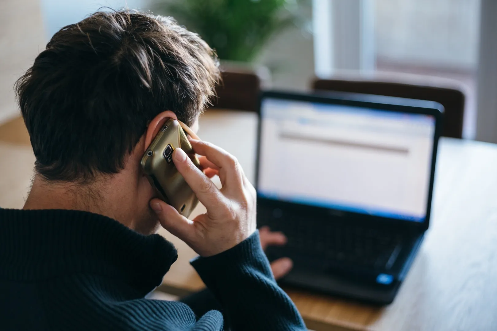 Мұғалім сабақ үстінде ұятсыз видео көріп отырған