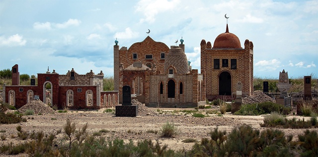 "VIP-зираттар көбейеді" дейді сенатор