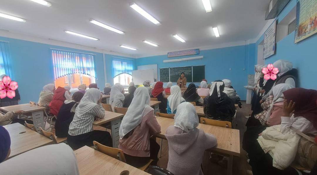 Қазақтың жерінде "білгенін істеп" отырған мектеп бүкіл оқушысын хиджабқа орады