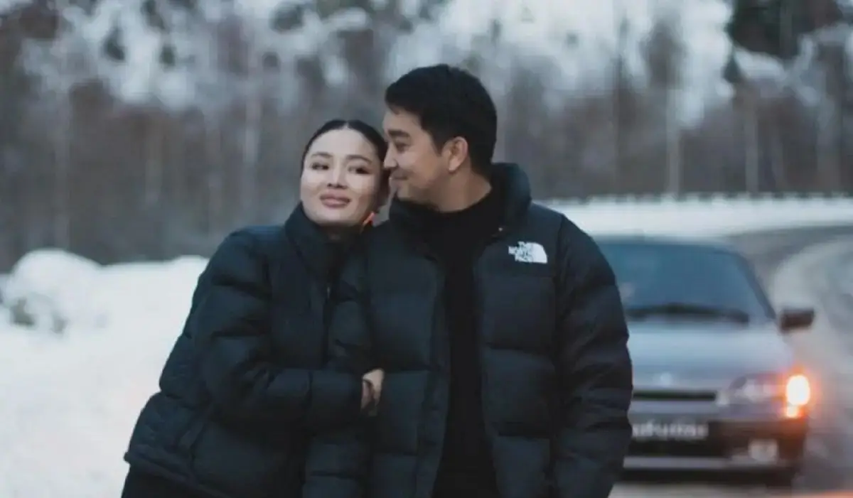 «Бүкіл нәрсе мамам арқылы шешіледі»: әйелімен ажырасып, қайта қосылған әнші ата-анасы туралы айтты