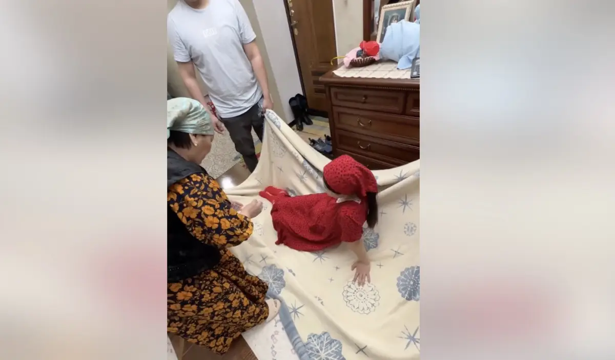 «Мынау не ырым тағы?»: келінін матаға жатқызып, ары-бері аунатқандар сынға қалды