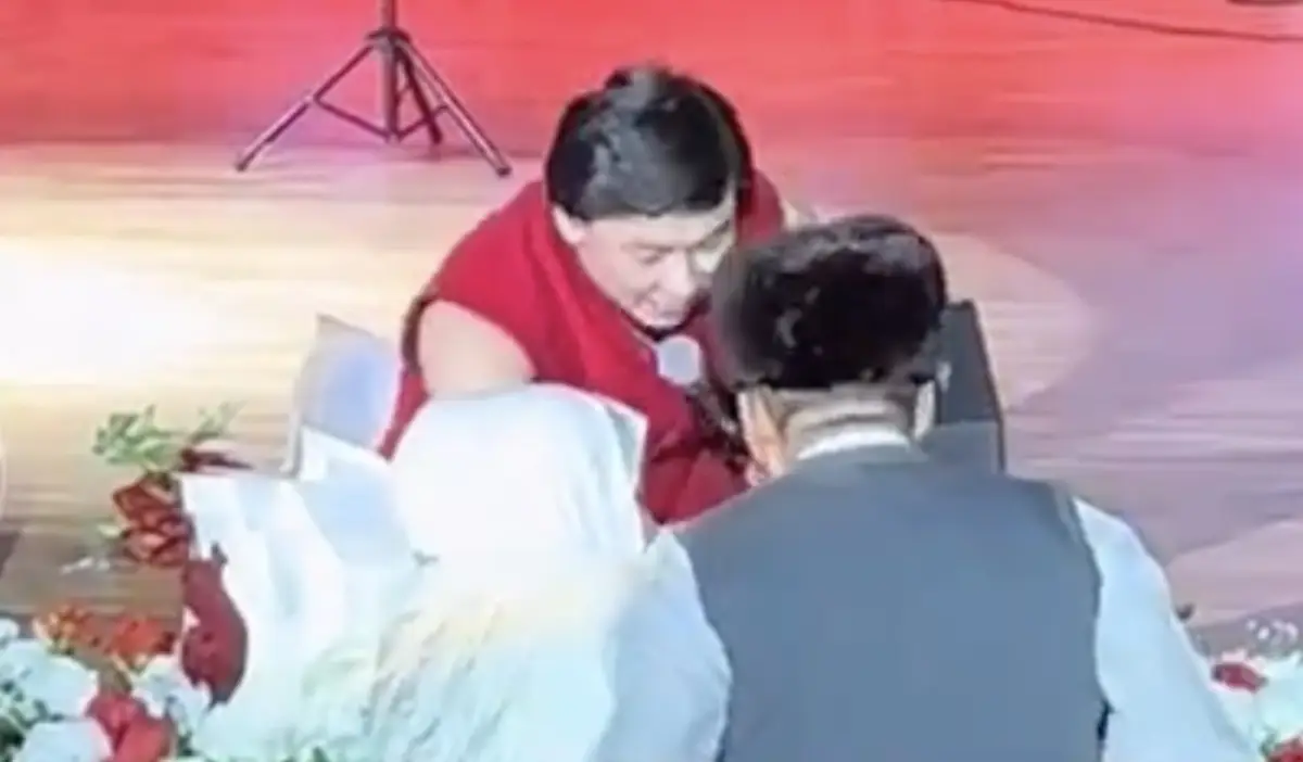 «Төреғалидің атасы ма?»: Қайрат Нұртасқа тілегін айтпақ болған қария оны шошытып алды