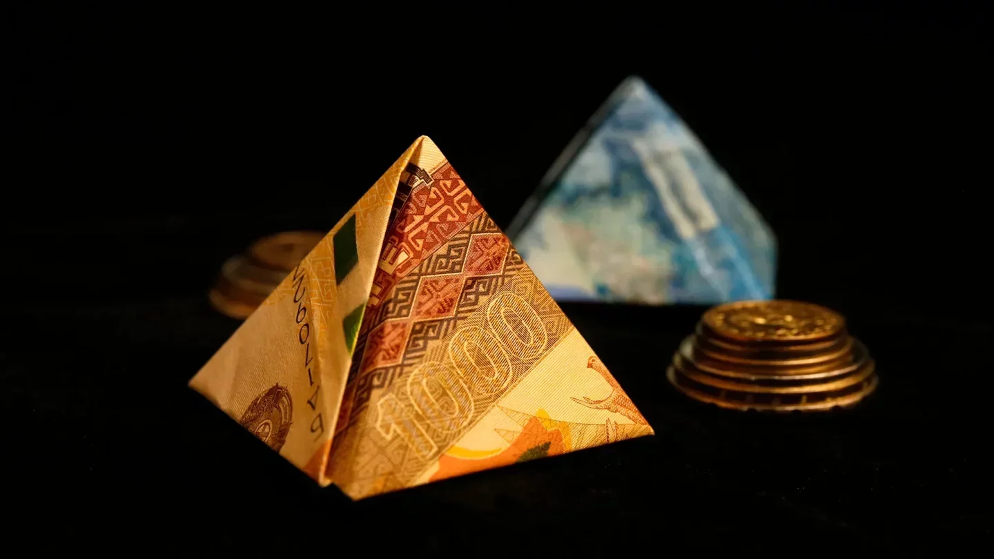 Шымкентте «алтын Назираның» зәулім үйінен бума-бума ақша мен 12 келі алтын табылды