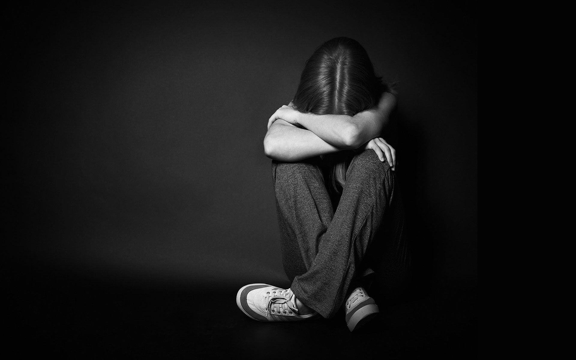 57 жасар еркек жалаңаш шешініп, немересіне қол жүгіртіп, ернінен сүйген