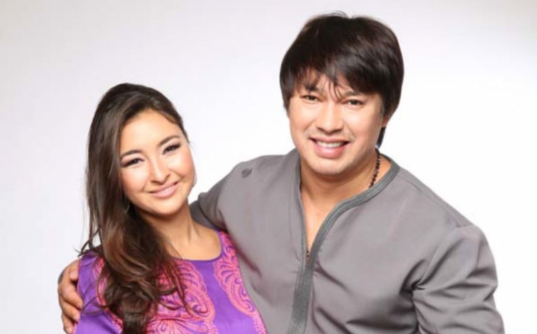 Әнші Бүркіт балаларын "нағыз мектепке" ауыстырғанын айтты