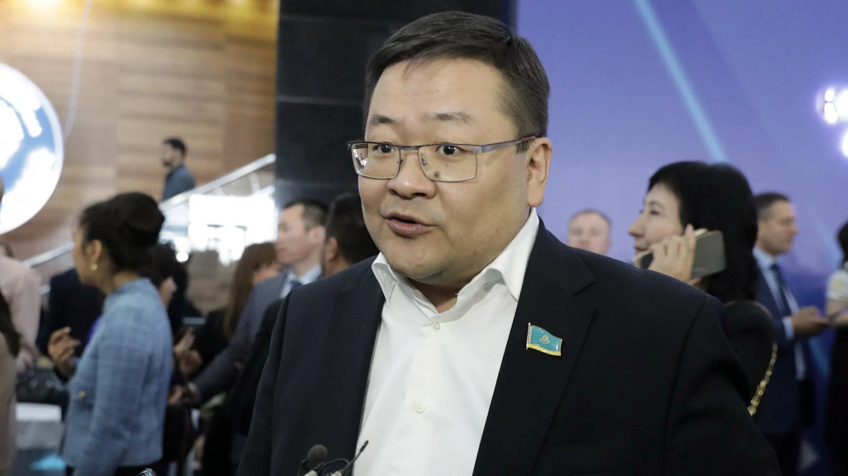 Ұлттық құрылтай мүшесі Айдос Сарым Ұлттық құрылтайдың IV отырысында өз ұсыныстарын жасады