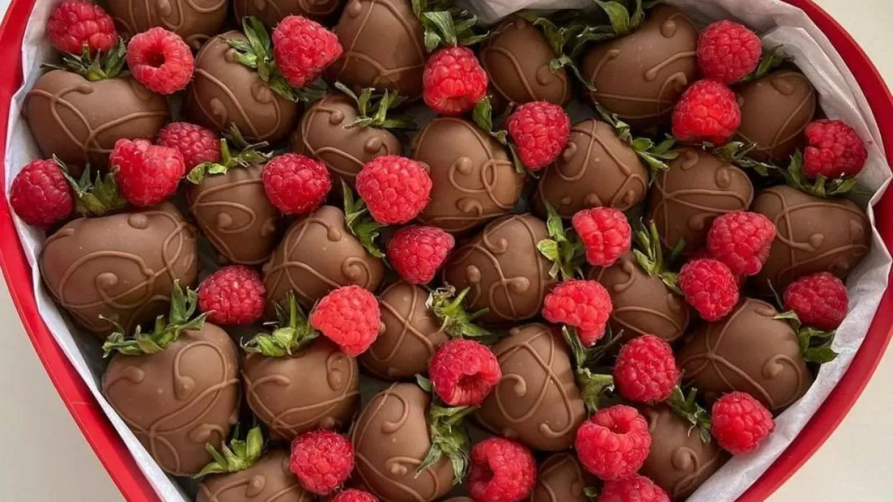 Мерекеде әйелдерді сыйлықсыз қалдырған екі жігіт қамалды