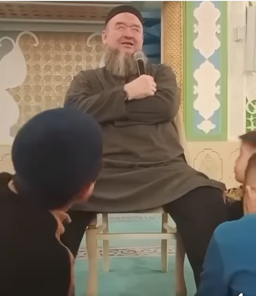 Балаға аяғын уқалатқан имамның психикасында кемшіліктер болуы мүмкін