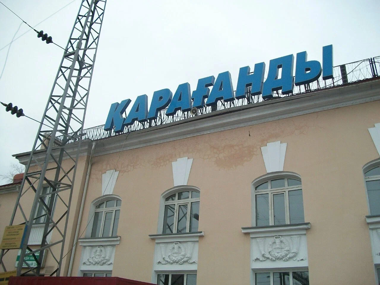 60 жастағы еркек оқушыларды зорлап, порнографиялық видеолар түсірген (ВИДЕО)