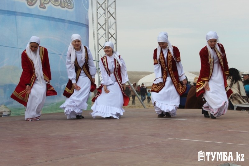 Келіннің иіліп сәлем салуы - жабайылық па, үлкенге құрмет пе?