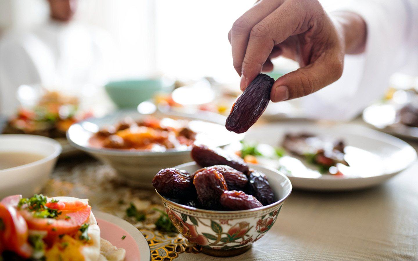 Жұртты жинап, ауызашар беру міндетті ме?
