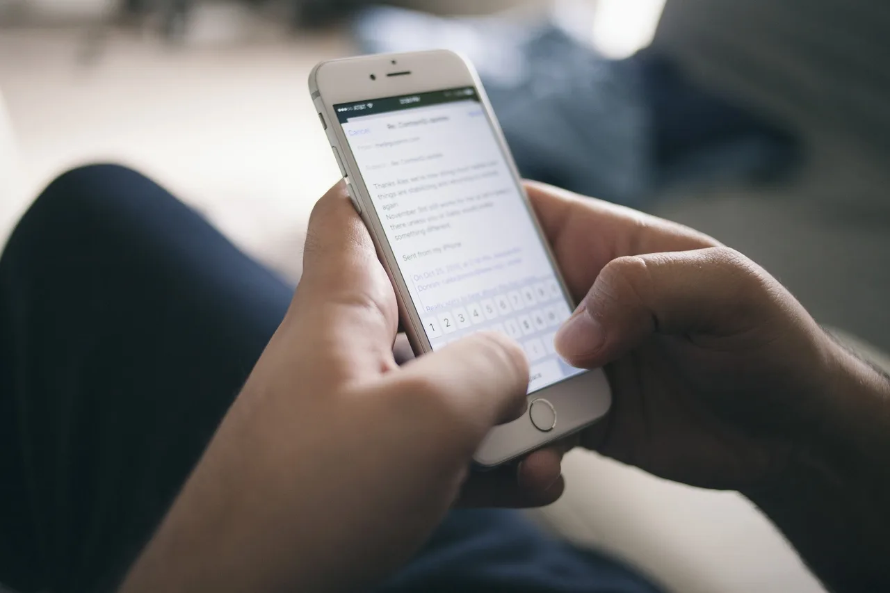 Көршім әлеуметтік желіде желпілдеп, өз әйелін жамандап, жас қыздардың мазасын алуда