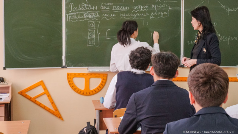 Білім беру саласында қанша педагог-әйел жұмыс істейді?