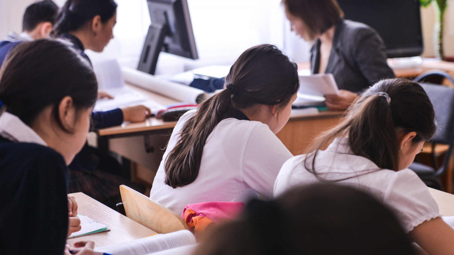 Оқушыға қойылатын өтірік бағалар: Қорқақ, сауатсыз мұғалімнің әрекеті