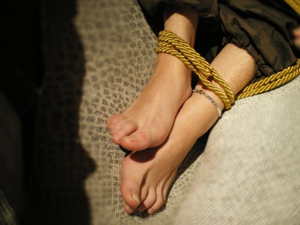 "Намысымызды кірлетті" деп қарындасын кісендеп, байлап қорлаған