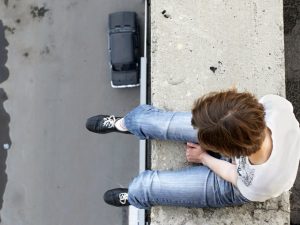 Алматыда 19 жастағы қыз көпқабатты үйдің терезесінен құлап, қайтыс болды