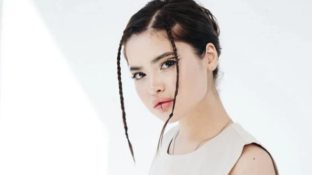 Жұлдыз Жауынбаева тойда гүлге таласты