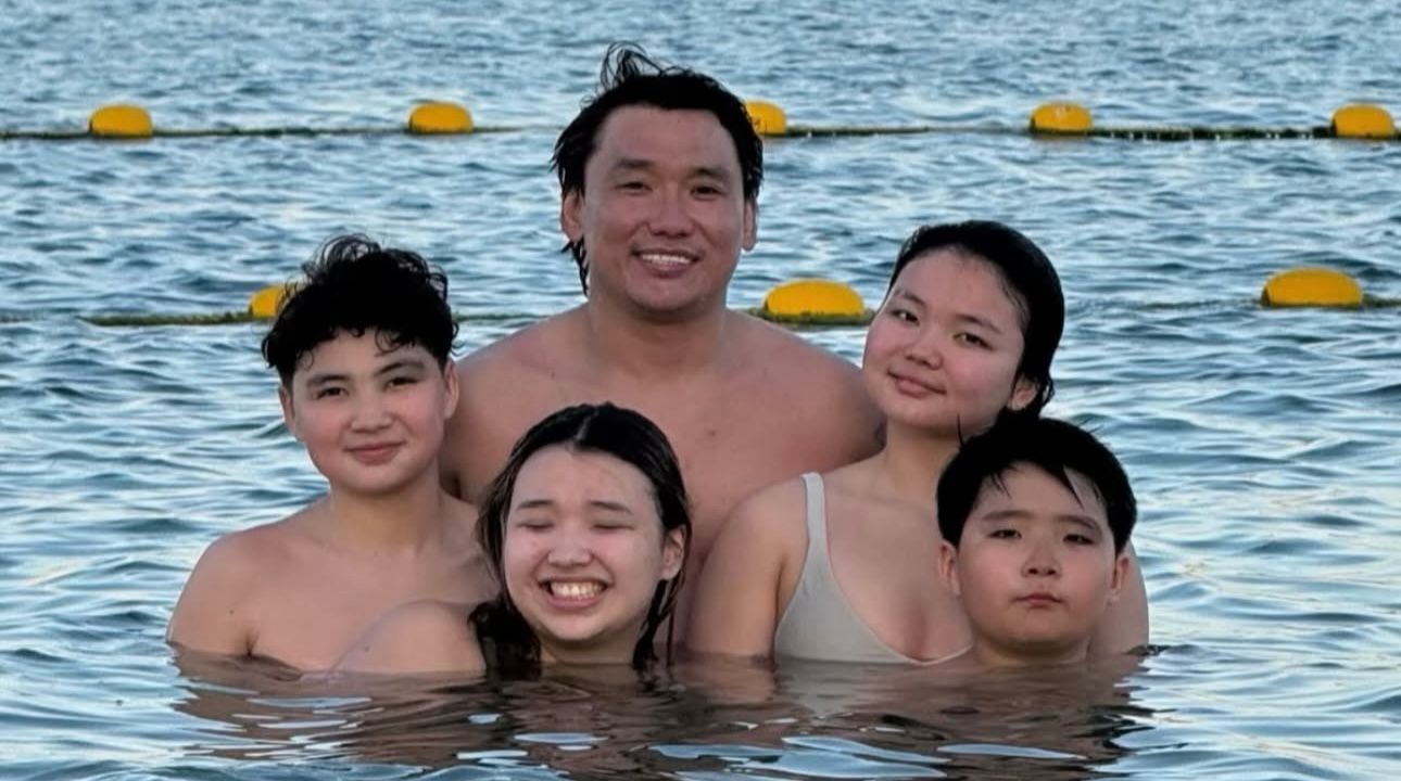 "Әкелеріне жалаңаш төстерін көрсеткені ұят"