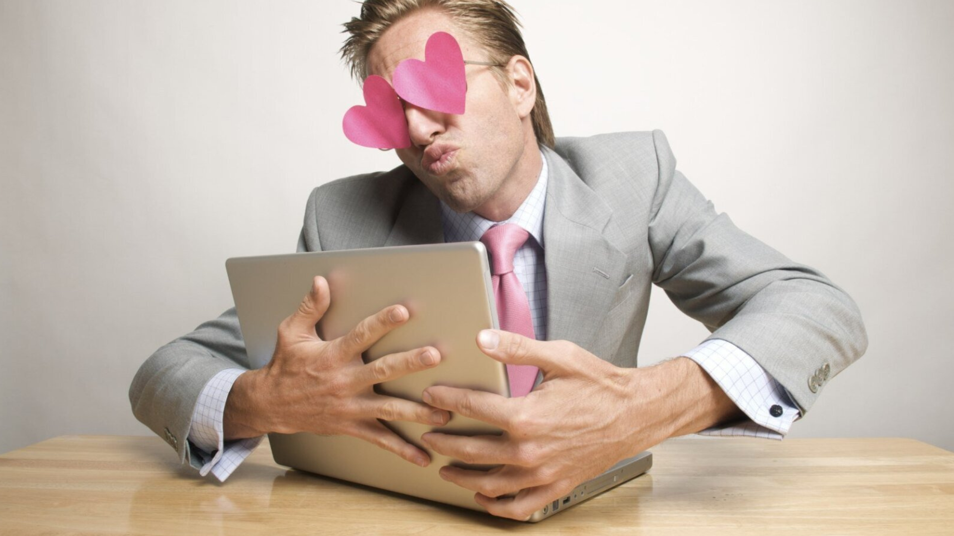 Жігіт шұлық киіп алған Жігіт шұлық киіп алған