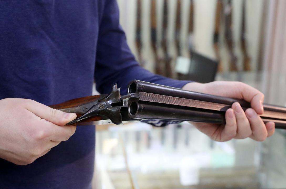 Депутат қаруды қайта оқтау кезінде өзін-өзін атып алды