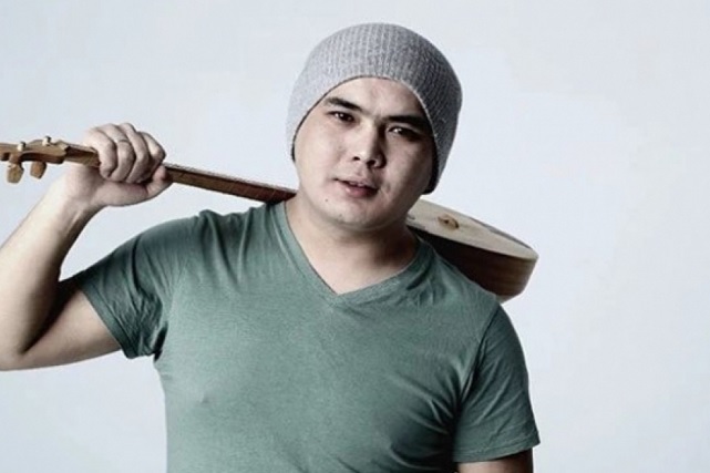 Жан Ахмадиев отбасылы еркектен жүкті болған әпкесін айтып, дауға қалды