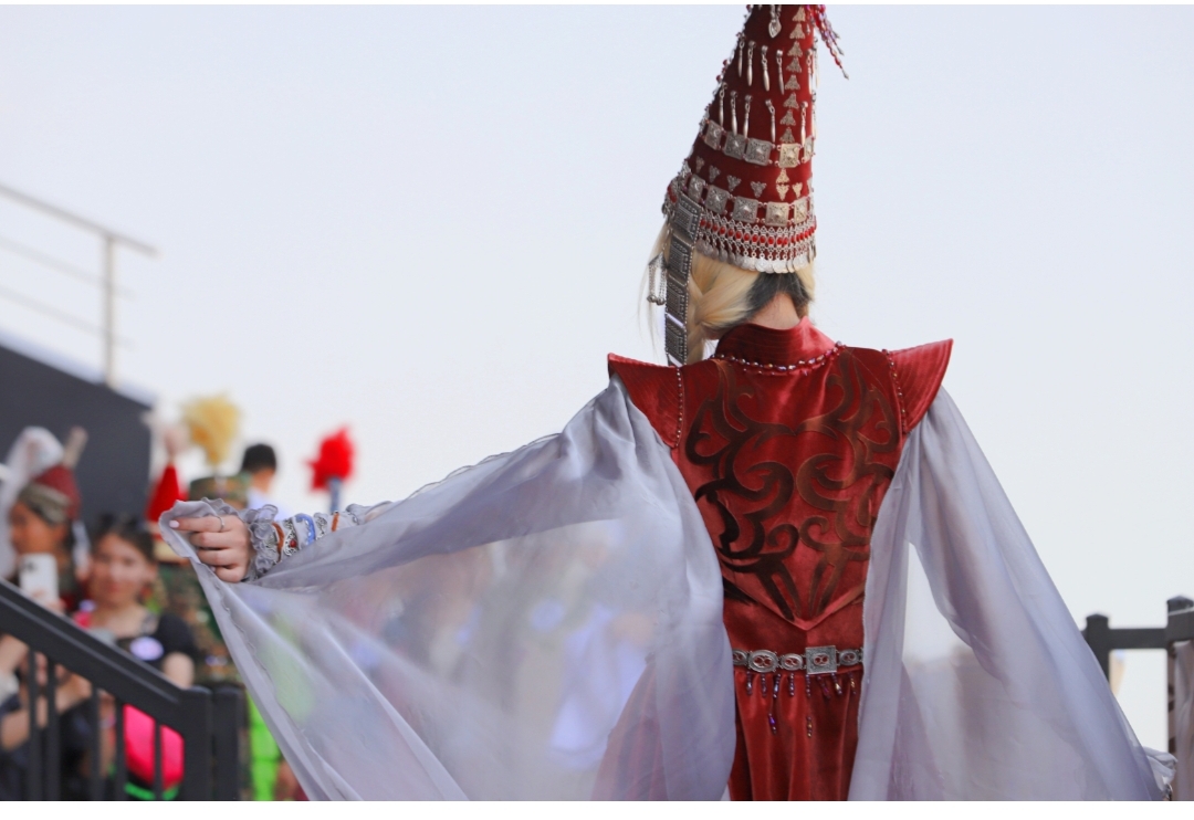 Ұлттық киіммен бұлай билеу: Қорлау ма, әлде өнер ме?(ВИДЕО)