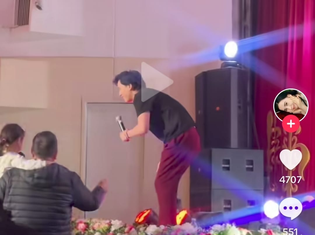 Әнші Қайрат киімдерін лақтырып, шашуда, ал шешесі киім тіктіріп үлгермей жатыр