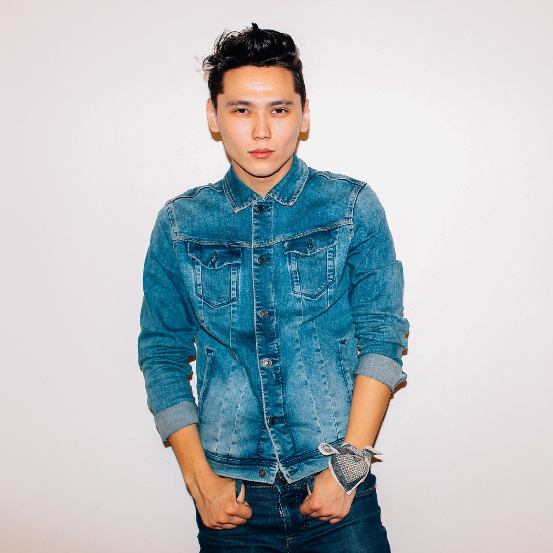 Әнші Азамат Сыздықов өзін қаралаған қыздарды сотқа берді