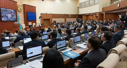 Қай депутаттың жұмысына көңіліңіз толады?